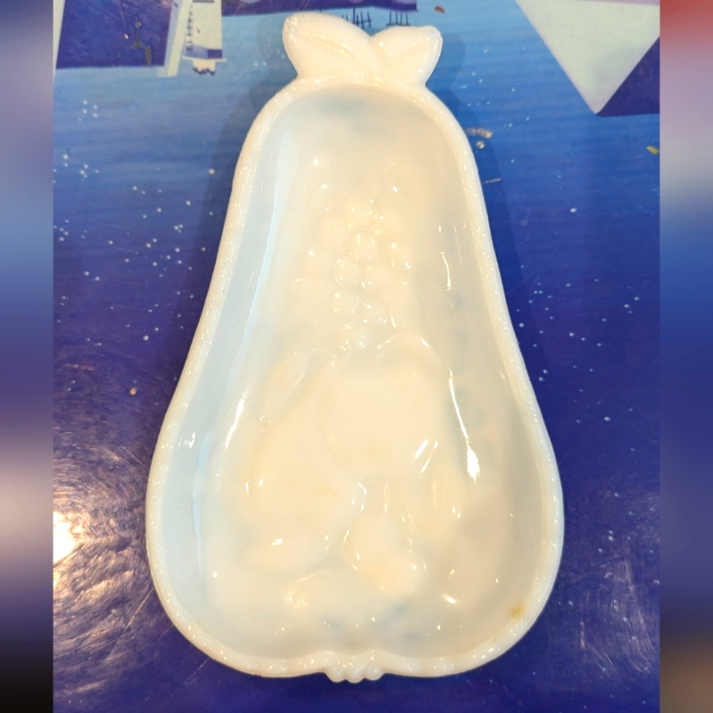 Vintage Milk Glass Pear 🍐